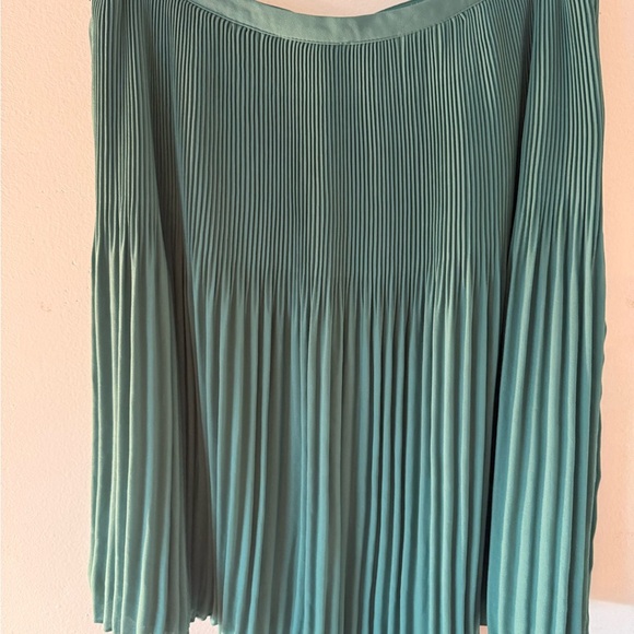 NWT-Ann Taylor LOFT Fluid Pleated Skirt Sz 8 - Picture 3 of 10